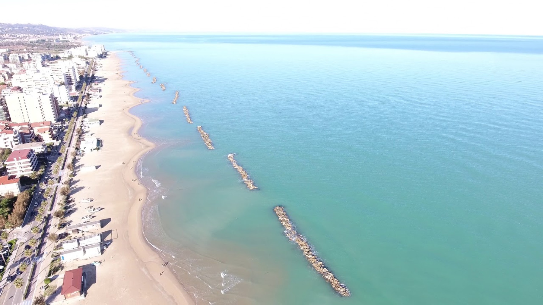 La costa di Montesilvano vista dall'alto: la spiaggia e il mare Adriatico