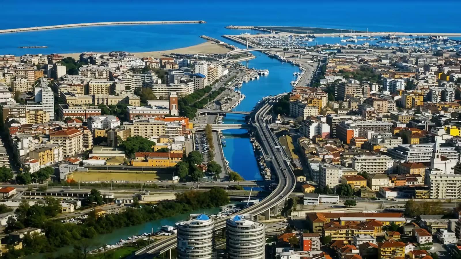 Pescara vista dall'alto: il porto canale, il ponte e il mare Adriatico